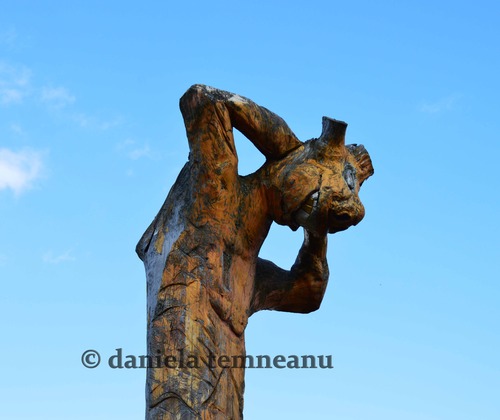 Product picture german pole totem, a man with his arms around his head